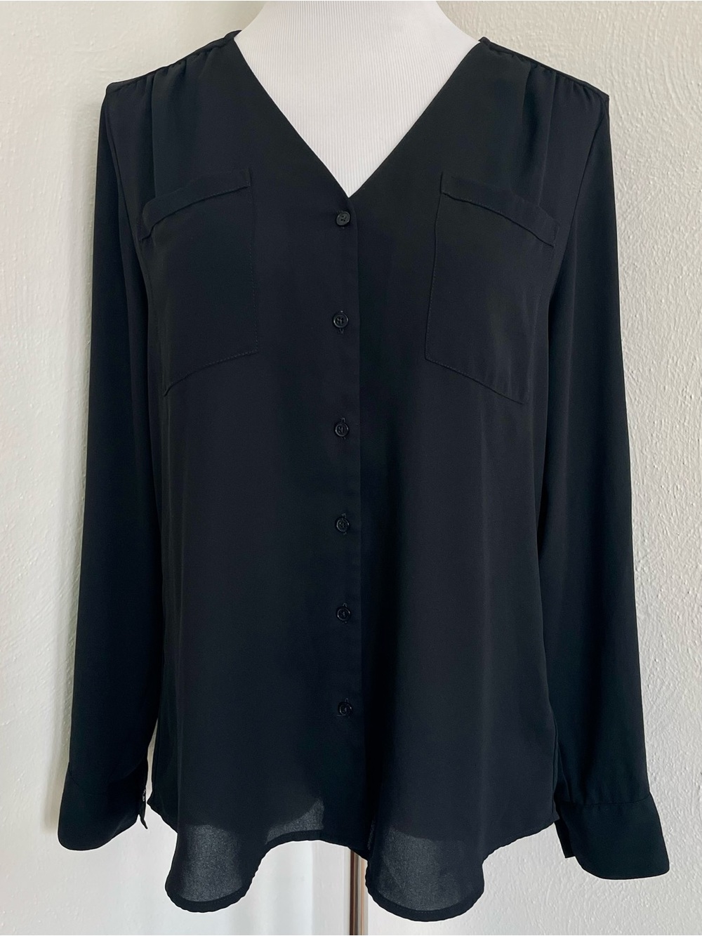 Express Black V-Neck Button-Front Roll-Tab Sleeve Blouse Size Large